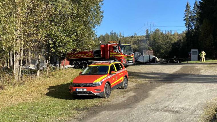 Skytteklubbens lokaler vid jaktskyttebanan i Härryda brann under natten till fredagen ned. Så här såg det ut vid tiotiden på förmiddagen.