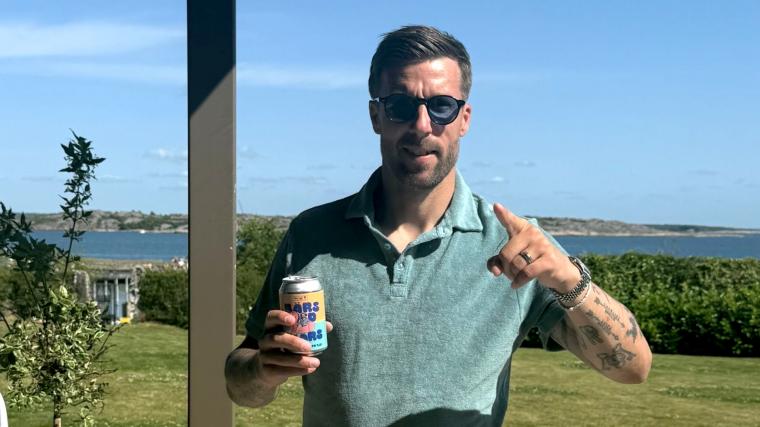 Kullaviksbon Mattias Bjärsmyr med den nya ipan ”Bärs med Bjärs” i näven.