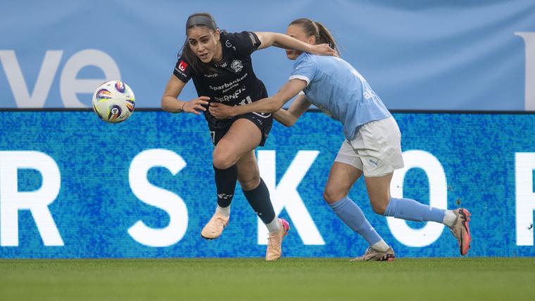 Alingsås Julia Elvbo i kamp med ljusblå MFF:are.