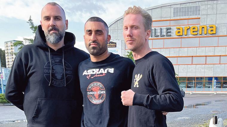 Dunder Döners ägare Ahmet Okutan, thaiboxaren Nasim Kazem och promotorn Patrick Thomsen utanför Partille Arena.