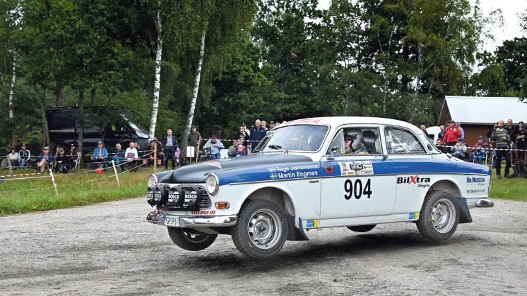 Tage Johansson flög fram med sin blåvita Amazon när han provåkte rallysträckan under lördagsmorgonen.