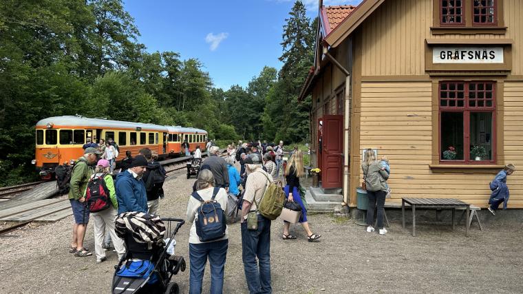 Många passagerare som ska kliva på den 70 år gamla rälsbussen från Gräfsnäs tillbaka till Anten.