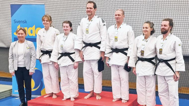 Lerums Judoklubbs Petra Eriksson och Lisa Bergström (till vänster) vid prisceremonin på SM, där det blev silver och brons.