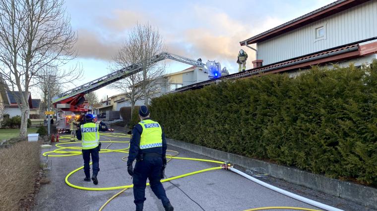 Släckningen av villacarporten skedde med hjälp av rökdykare som fick gå in via taket. &Auml;ven polisen var på plats.