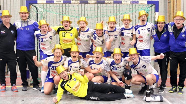 Seriesegrarna Baltichov iförda guldhattar
