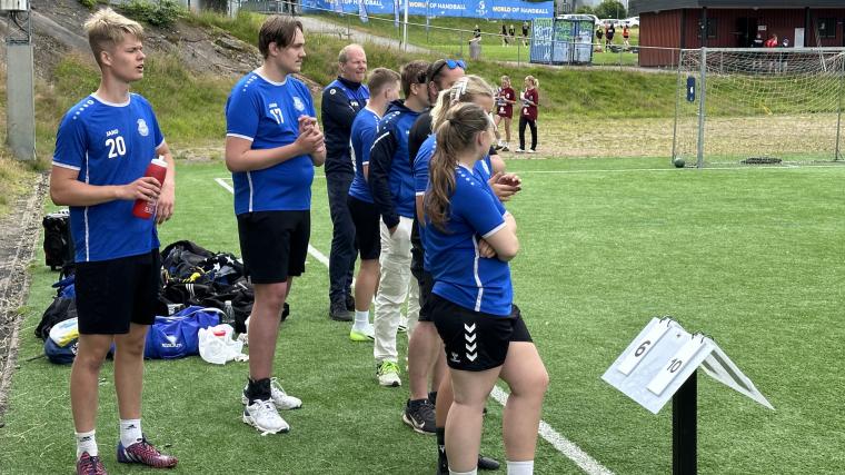 Fokus och pepp från bänken när B18-laget får försvara Härryda HK:s färger i årets Partille World Cup.