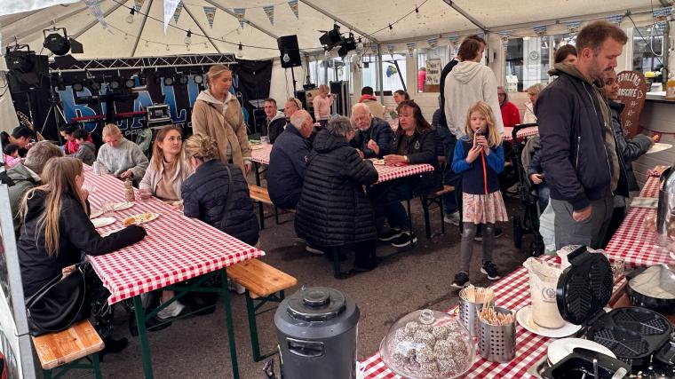 Senare under lördagskvällen skulle det bli oktoberfest på Sävedalens Gårdskafé.