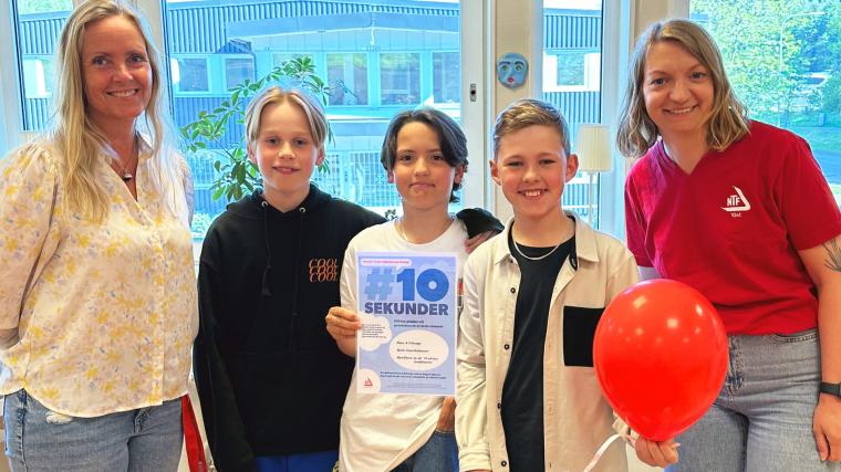 De vinnande bidraget skickades in av Olle Hagmann, Elmer Dalmer och &Aring;ke Lindeman. Lärare Kristin Sölsness och Emelie Hedberg flankerar.