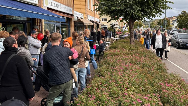 Mycket folk i hela Sävedalen och även kön till ansiktsmålningen var lång.