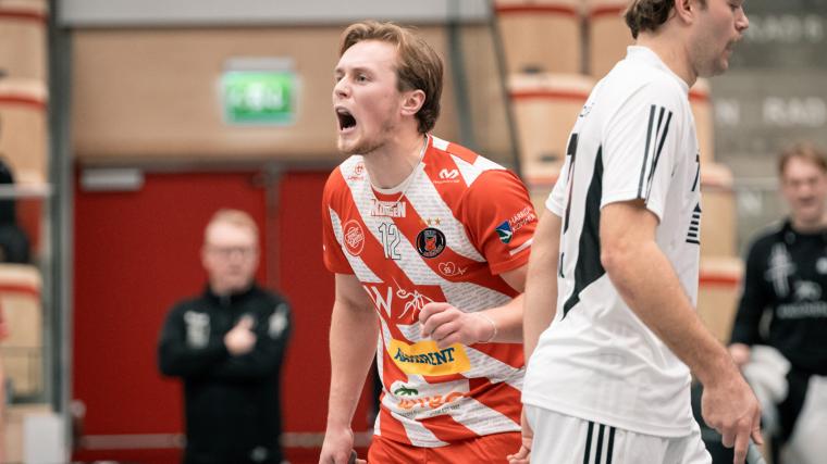 Oskar Weissbach vrålar ut sin glädje efter första segern över Linköping.