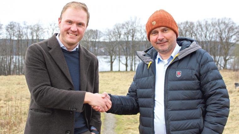 Partnerna tar i hand. Viktor Lundblad (M) och Max Erhagen har skrivit på arrendeavtalet för driften av Aspen camping.