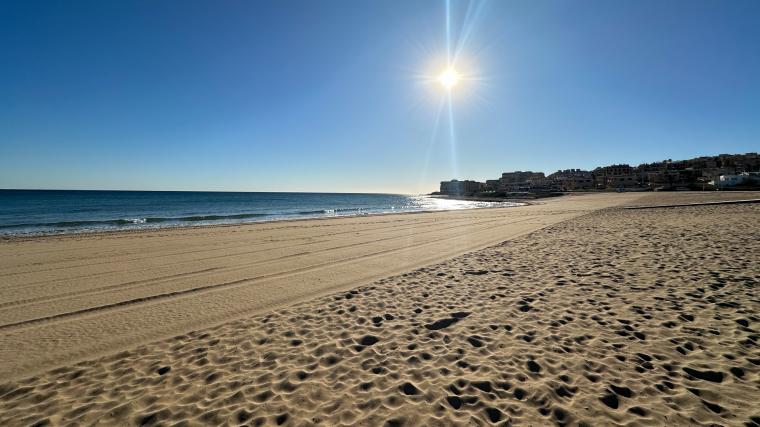 I december är det tomt på stranden men ändå runt 19 grader i luften och betydligt varmare i solen. Att det är ljust fram till sju på kvällen är ytterligare en fördel.