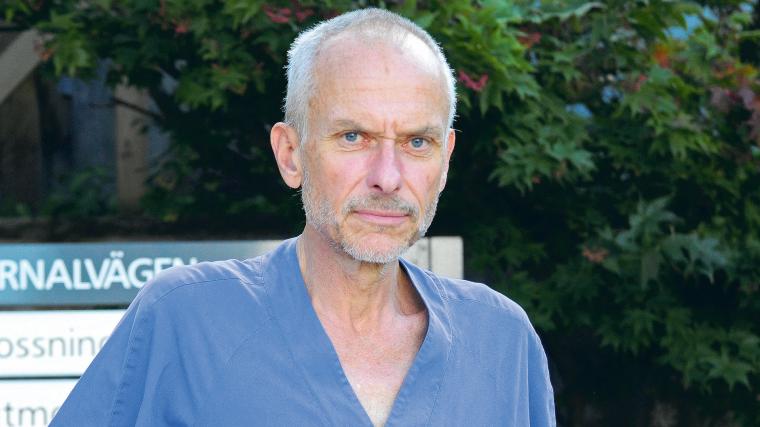 Magnus Gisslén utanför &Ouml;stra sjukhuset (Sahlgrenska akademin) dit han nu återgår som överläkare och professor i infektionssjukdomar.
