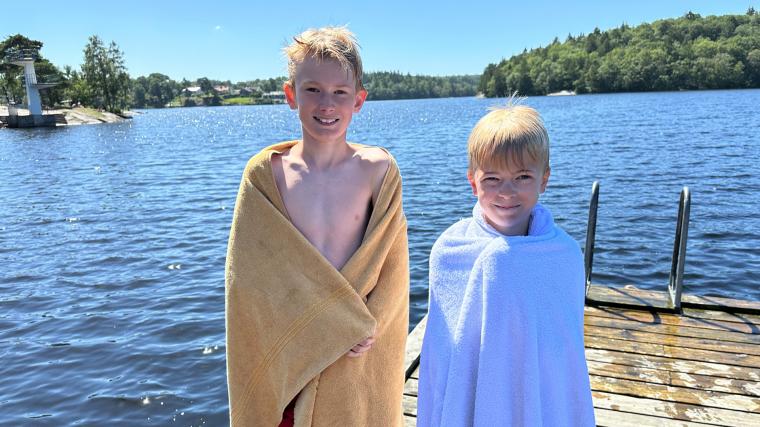 Bröderna Alvin,12, och Vidar,10, badade så mycket att de fick gå upp och värma sig lite mellan hoppen, även om det absolut inte var kallt, enligt Vidar.