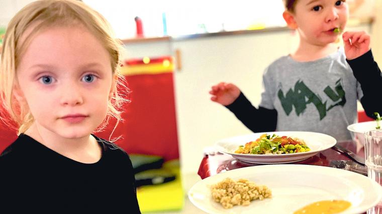 Lunchdags. Samuel, Olivia, Robert och William får själva ta för sig av maten — ett fungerande sätt för att få barnen att äta upp och minska svinnet. Anette Fritzon är kock på förskolan sedan 2001.