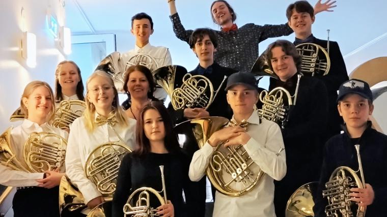 Alla elva eleverna med sin hornlärare Marie Andersson som åkte till med till Falun är ett par år yngre och bildade kvartetterna \