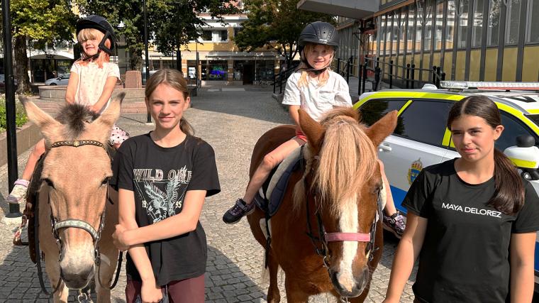 De unga ryttarna Kerstin och Signe Eklund fick en ridtur runt kommunhuset med hjälp av Hedvig och Lava som ledde Solkattens egna hästar, kan vara landets enda köpcentrum som äger egna hästar?