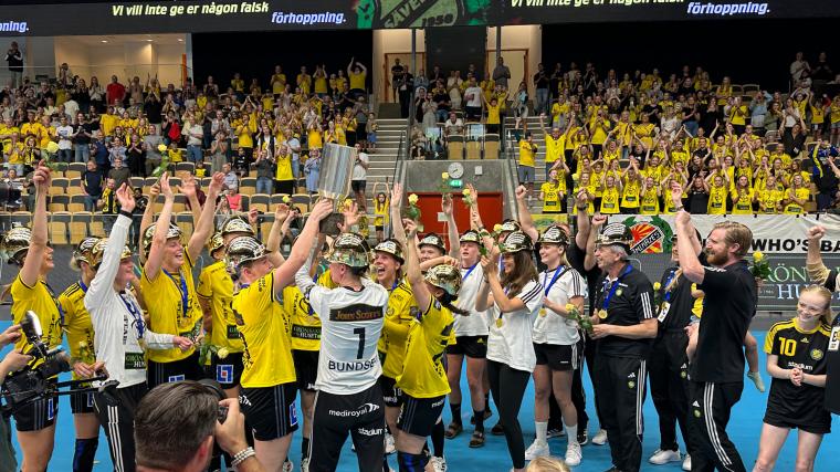 Sveriges bästa målvakt, Johanna Bundsen lyfter bucklan när SM-guldet firas i Partille Arena.