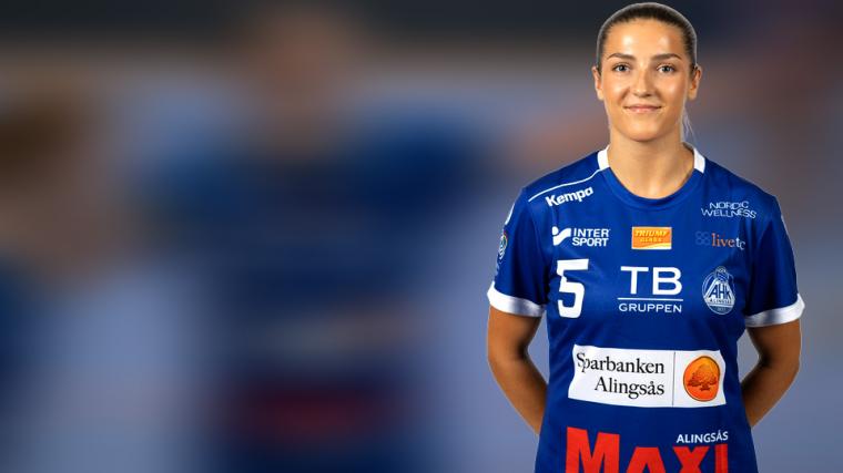 Josefin började spela i klubben som ungdom och har varit Alingsås trogen. Nu skriver nyblivna lagkaptenen på för två nya år.