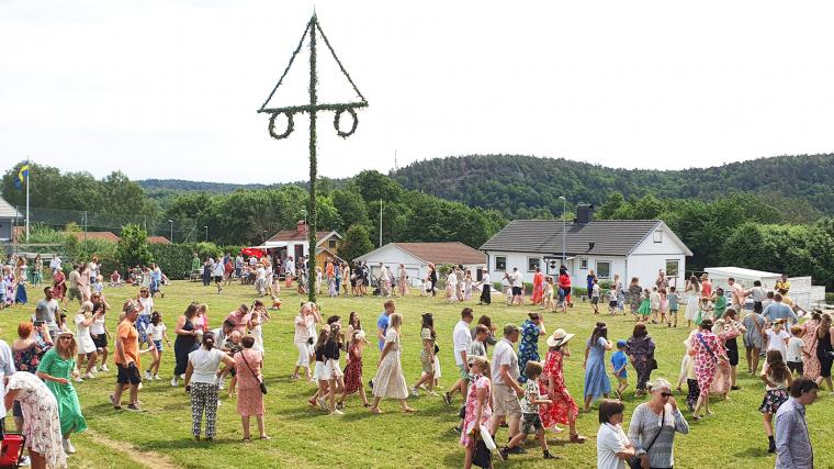 Stort midsommarfirade som sig bör i Kåhög med dans och lekar.