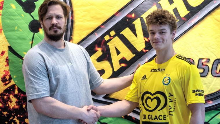 Sportchef Emil berggren hälsar &Oacute;li Mittún välkommen till Sävehof