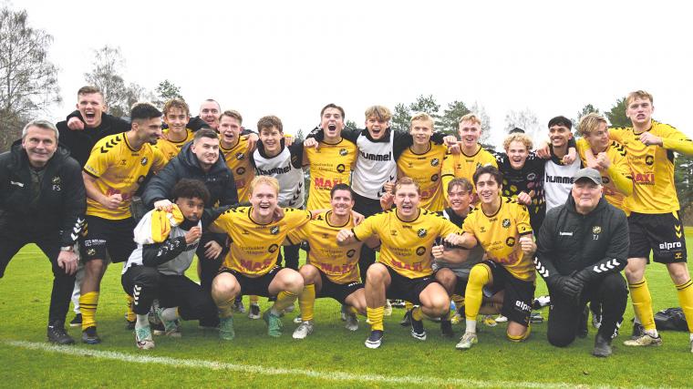 Jublande Gerdskenspelare och ledare efter 1 – 1-kvalmatchen borta mot Vårgårda IK då avancemanget till trean säkrades.