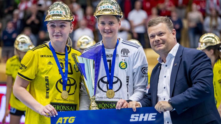 Sävehofarna Thea Blomst och Johanna Bundsen med guldmedaljer efter att SM-guldet säkrats i Eslöv, borta mot Höör, i söndags.