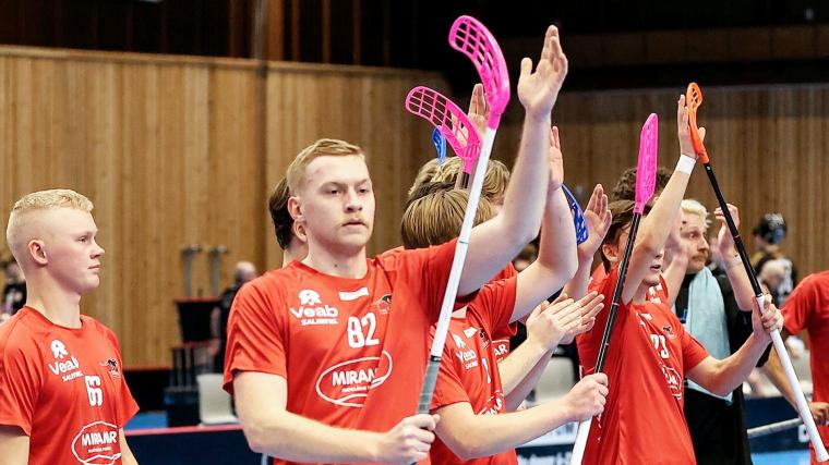 Segerjubel i Lerums Arena efter match somhäll på att glida hemmalaget ur händerna, seger med 8-6.