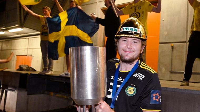 William Andersson Moberg höll hårt i Bengan Johanssons pokal. Sävehof var första klubb som fick sitt namn etsat på pokalen. Både på herr- och dampokalen.