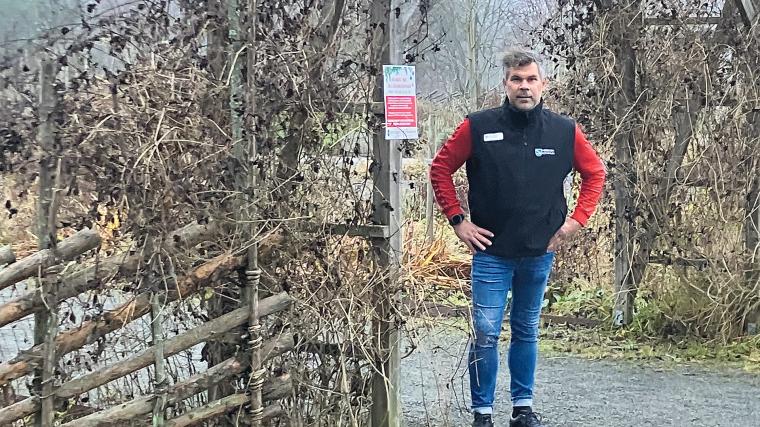 ”Kan nog lova att vi har en julmarknad som erbjuder något unikt”, säger Petter, här vid Rävlanda trädgård.