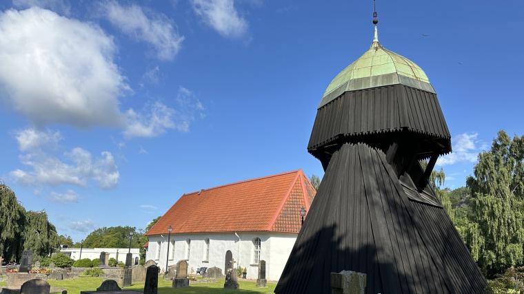 Partille kyrka med dess klockstapel från 1825. Stapeln innehåller två klockor, en mindre från 1625 och en större från 1725. Klockorna ringer i en själaringning som sker klockan 11.00 första vardagen efter att kyrkan fått kännedom om dödsfallet.<br /><br />