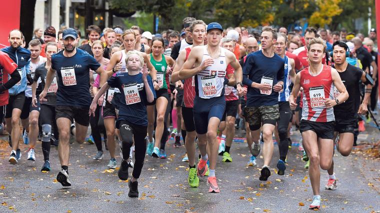 Bild från starten av höstens Lerumsloppet. Den 23 april är loppet tillbaka – med nyheten att den krokiga målgången rätats ut till en upplaksraka på Brobacken.<br /><br />