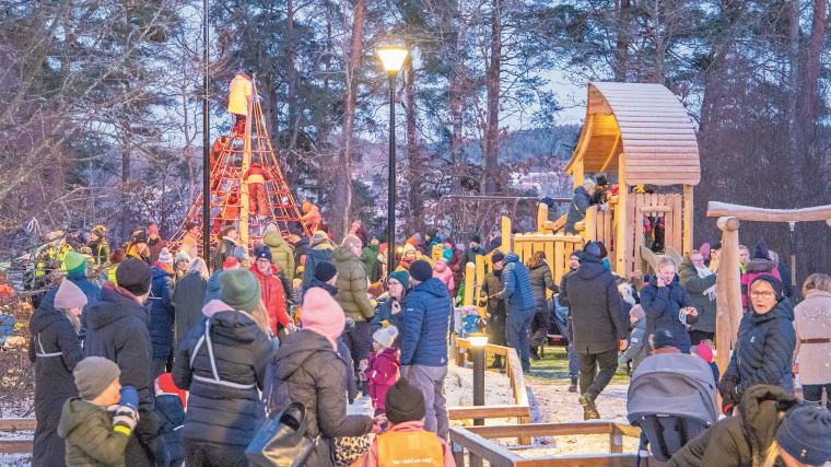 I kylan klipptes bandet som förklarade lekplatsen invigd. De 150 kanelbullarna som tagits med från kommunen tog snabbt slut.