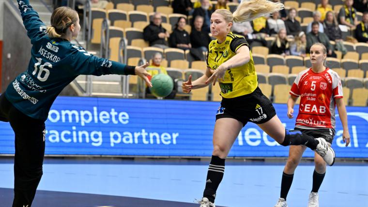 Agnes &Aring;seskog som tidigare spelat i Sävehof tod för många fina räddningar i första halvlen. Nina Dano lyckades ändå lura henne totalt fyra gånger.