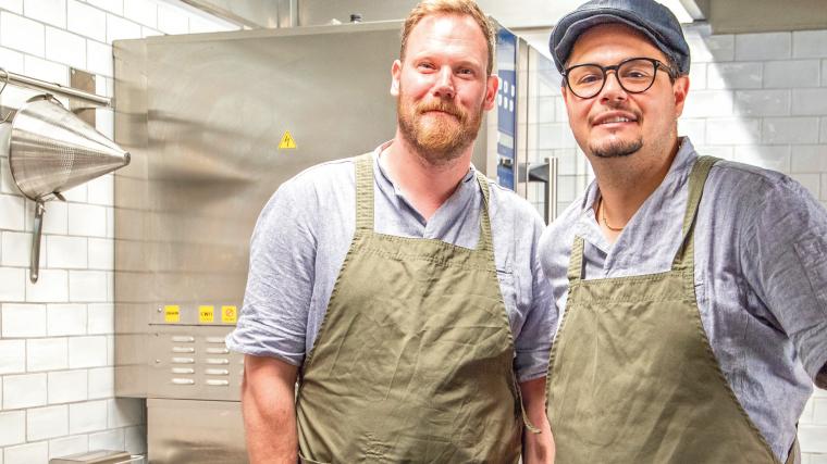 Karl-Oscar Westberg och Christiano Gomes da Silva driver den nya restaurangen Tillanna på Nygatan. Namnet är en hyllning till Karl-Oscars fru Anna som tidigare i år gick bort i bröstcancer.