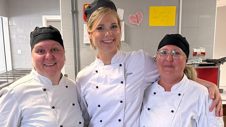 Köksmästaren Monika Ljunggren, Cecilia Johnstone och Linda Abrahamsson är stolta över<br />maten de serverar.