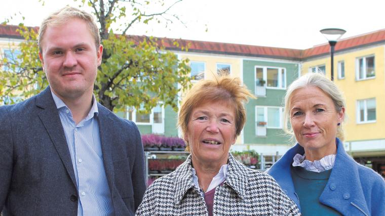 Viktor Lundblad (kommunstyrelsens ordförande), Marianne Sörling (ordförande Lerums centrumförening) och Linda Siverbo (Fastighetsägarna).