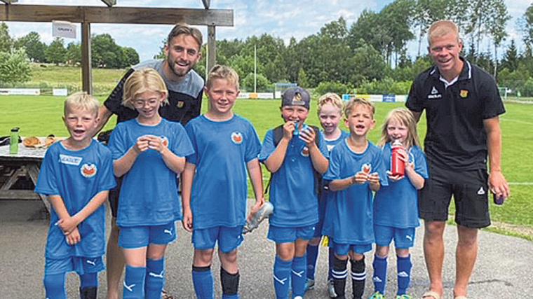 Inte konstigt att det var glada miner hos Jack Cooper Love och Filip Gustafsson. Solen sken, det var autografskrivning och Gais r ”bst i stan” med sin femteplats i Allsvenskan. Assisterande trnare fr seniorerna r fr vrigt Hindssonen Kenneth Gustafsson.