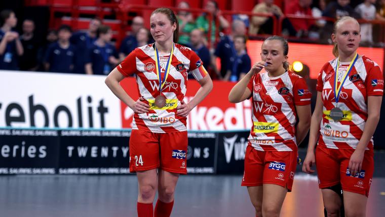 Pixbos Ida Sundberg, Rikke Ingebrigtsli Hansen och Cajsa Elm deppar efter lördagens SM-finalförlust med 3–4 mot Team Thorengruppen.