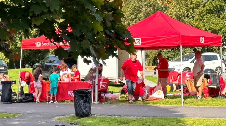 De röda tälten syntes fint i grönskan på den varma och soliga höstdagen när Socialdemokraterna och LO hade familjedag.