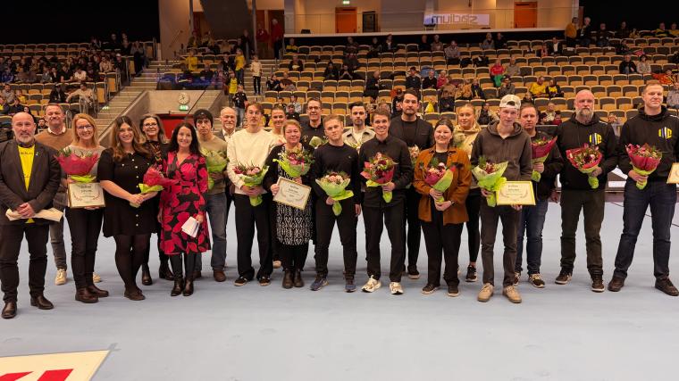 Alla medaljörer och prisutdelare vid uppvaktningen i Partille Arena.