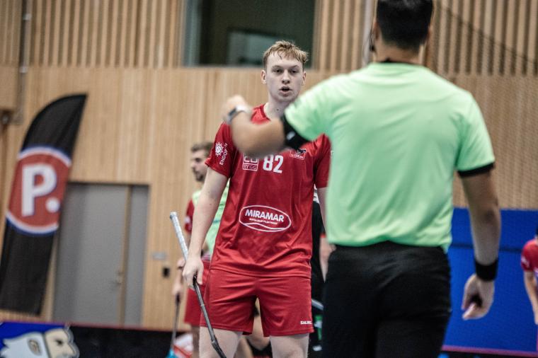 FBC Lerums back Felix Eriksson under derbyt i Partillebohallen som lockade 303 åskådare.