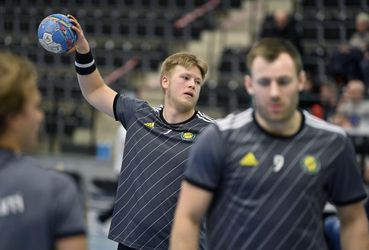 Felix Möller och Vetle Eck Aga värmer upp inför match