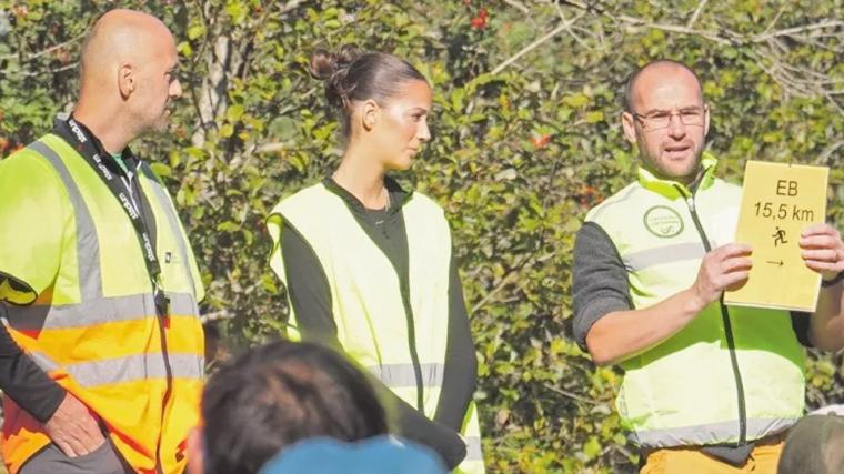 Darko, Natalie och Daniel informerar innan löparna sätter i väg i den vackra Kåsjöterrängen på det sista av de åtta EB-loppen.