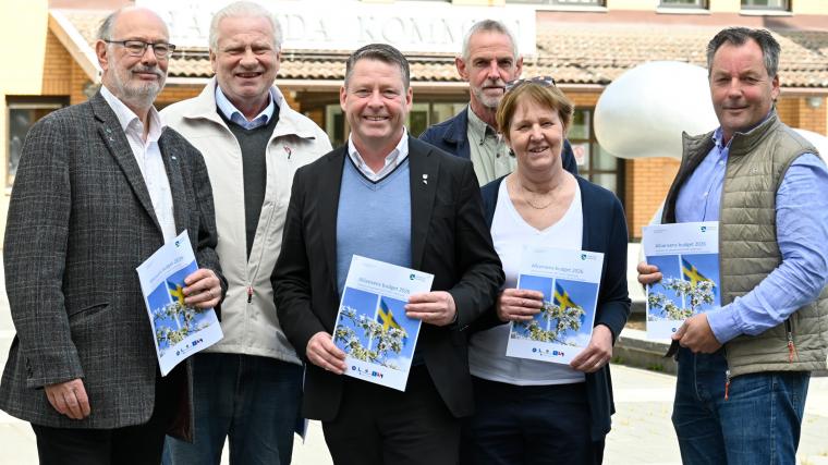 Alliansen i Härryda med nya budgeten för 2026. Från vänster: Anders Halldén (L), Håkan Eriksson (KD), Per Vorberg (M), Jan Gustavsson (KP), Gun Wågsjö (C) och Martin Tengfjord (SP).