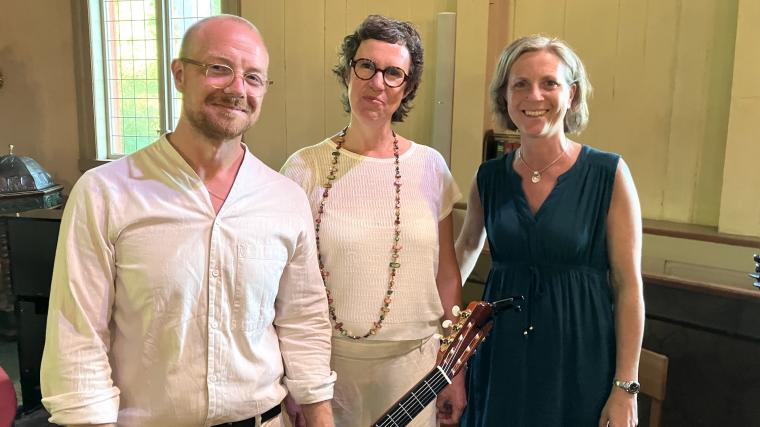 Daniel Petrén, Lovisa Westbacke och Josefine Domargård efter konserten.