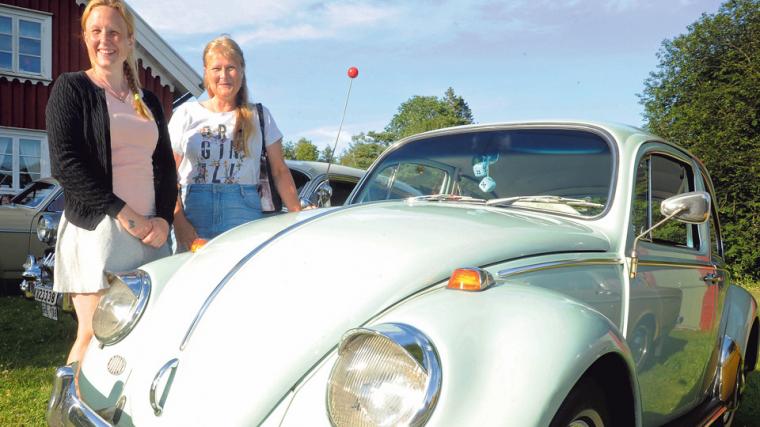 Pip Karlsson står med mamma Kia Segerholm vid hennes otroligt fina VW-bubbla från 1965. Flera besök på bilträffar väntar för paret, bland annat Lidköping och Tvååker.