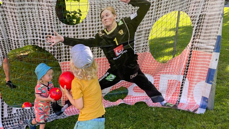 Johanna Bundsen fick påhälsning i målet av framtida handbollsstjärnor.