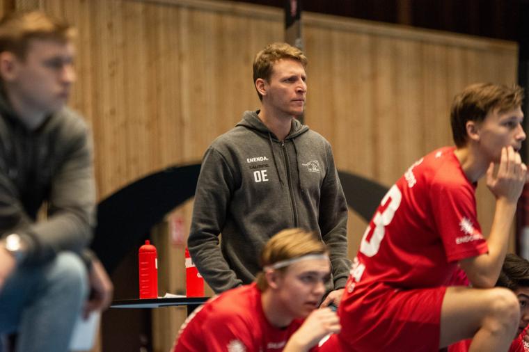 Tidigare assisterande tränaren Oscar ”Ogge” Eriksson Elfsberg är fostrad i Lerum och har varit proffs i både Schweiz och spelat med Warberg i SSL.