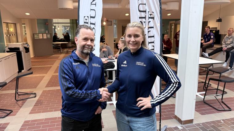 Ett ordentligt handslag med Magnus Garå visar att kontraktet är signerat, nu är “Bella” hemma igen.